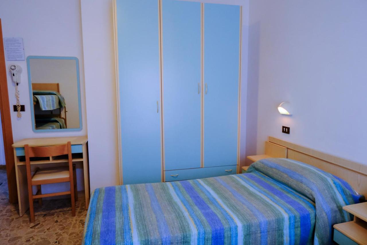 Hotel Chiara Ρίμινι Εξωτερικό φωτογραφία